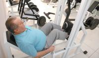 (Ampliar imagem) Idosos conhecem os benef�cios da muscula��o 